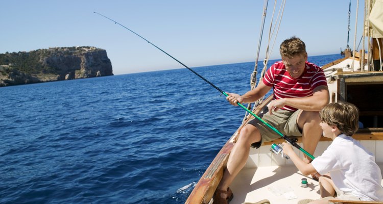 Ve de pesca con los niños para un día de diversión en familia.