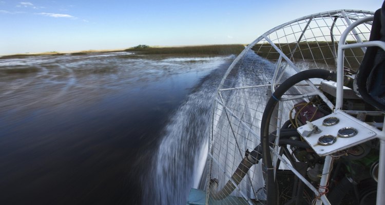 Toque de leve em toda a superfície da água com seu barco