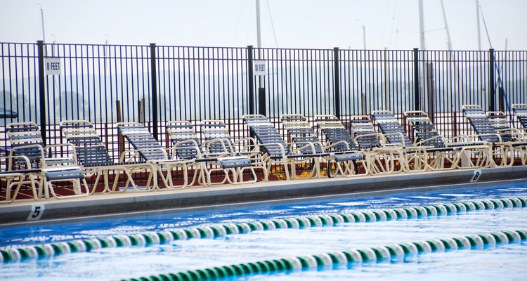 La necesidad más común para una valla de seguridad es rodear la piscina.