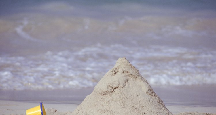 La arena mojada tiene un mayor ángulo de reposo que la arena seca. Y hace mejores castillos de arena.