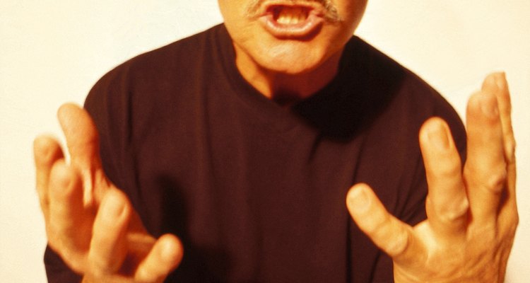 Las personas verbalmente abusivas reprimen y degradan a otros con sus palabras.