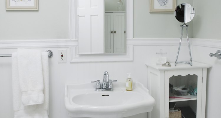 Los baños pequeños y húmedos pueden beneficiarse de acabados de pintura específicos.