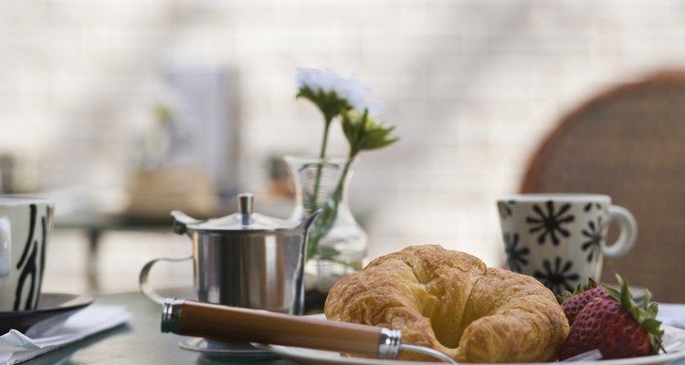 Alrededor del mundo al croissant se le conoce como: cachitos, mediaslunas, cangrejos o cuernitos.