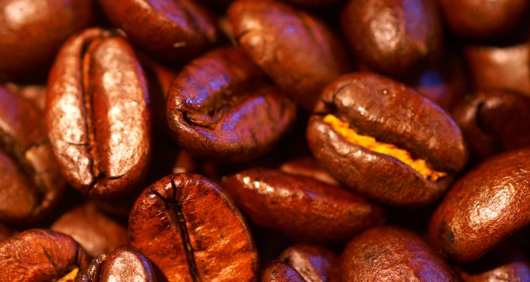 Los granos de café se cultivan alrededor del mundo en lugares cercanos al ecuador.