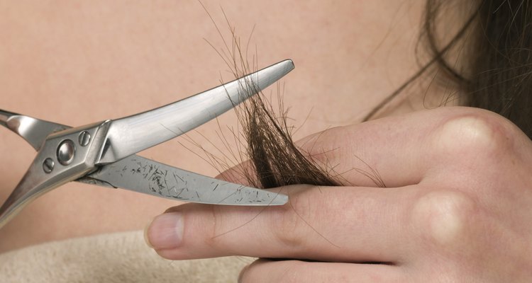 Cortar las puntas abiertas te dará un cabello más saludable.
