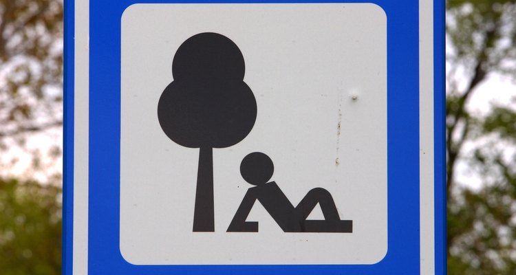 Essa placa sinalizadora é um pictograma que quer dizer "área de descanso à frente"