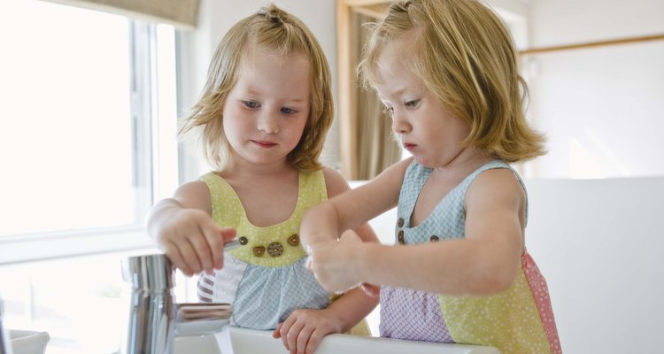 Ensinar crianças sobre higiene pessoal básica desde pequeno facilita para elas seguirem essa rotina quando crescerem