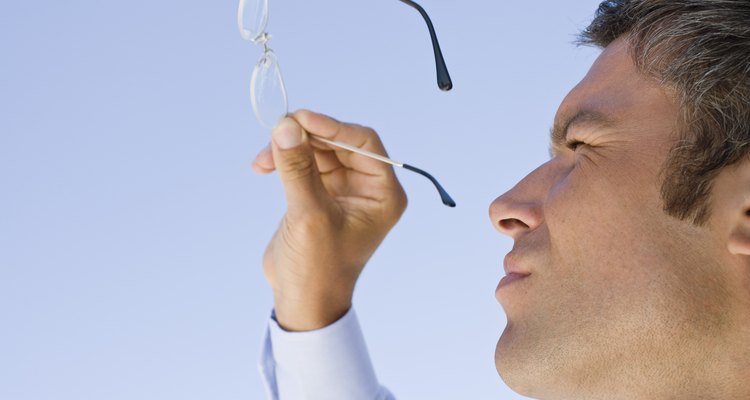 Los lentes de anteojos están protegidos por recubrimientos antiarañazos y antirreflectantes.
