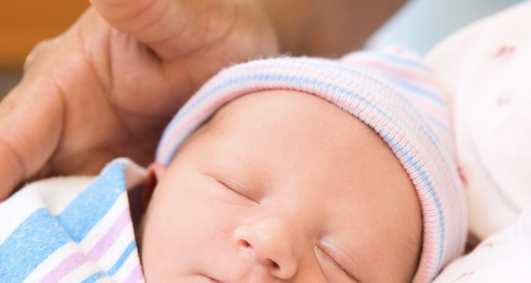 Acercamiento de los ojos cerrados de un bebé.