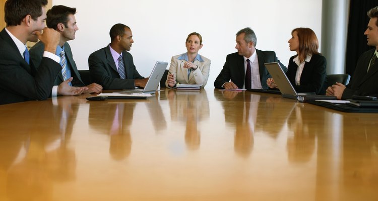 Este alto ejecutivo es un representante de la empresa en cada reunión.