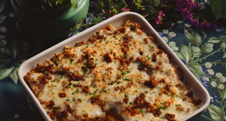 Una variedad de quesos puede ser utilizada en el espagueti al horno.