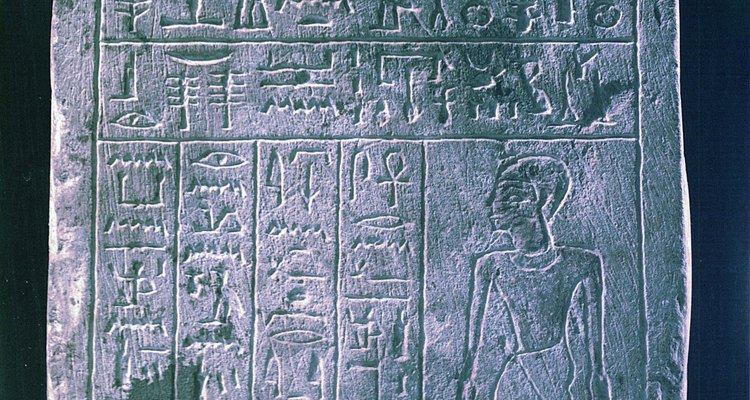 Aprenda a escrever frases que possam ser traduzidas em símbolos do Antigo Egito