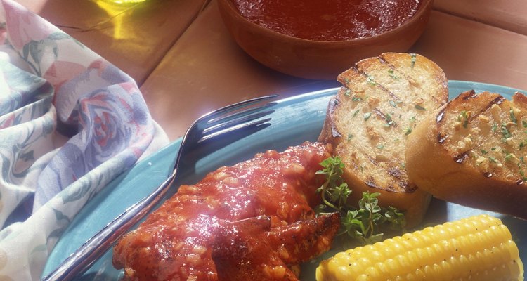 Las marinadas para el pollo a la parrilla le pueden agregar mucho sabor a la carne.