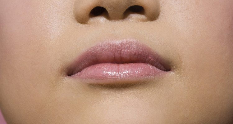 Pequenas saliências brancas em seus lábios podem ser grânulos de Fordyce inofensivos