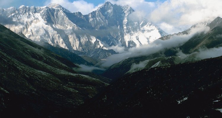 Los visitantes a menudo toman largas caminatas en el Himalaya.