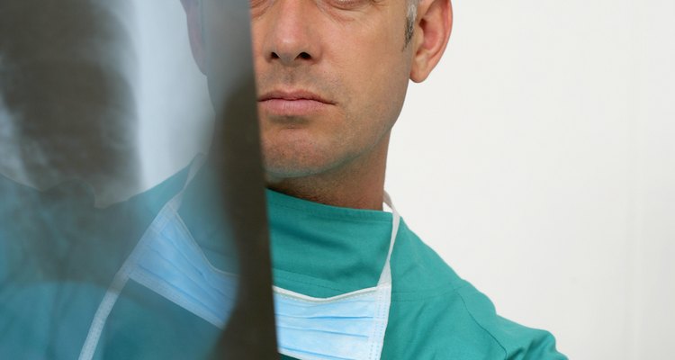 Os raios-X revolucionaram a medicina ao tornar os procedimentos menos invasivos