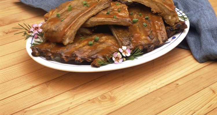 Prueba la salsa barbacoa sobre las costillas de cerdo.