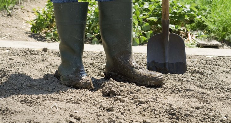 La cobertura adecuada del suelo ayuda a mantener el oxígeno de tu fosa de compostaje anaeróbico.