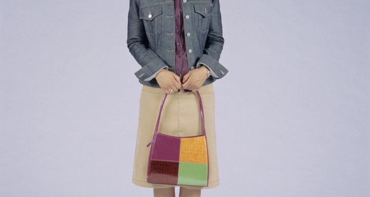 Esta bolsa evita que el atuendo neutral se convierta en demasiado monótono.