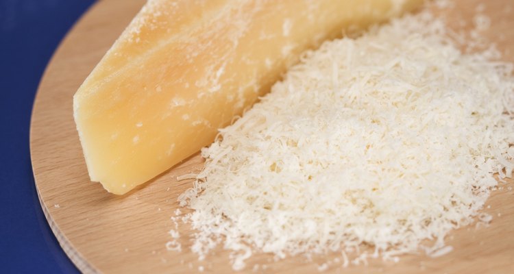 Subproductos de origen animal como el queso parmesano están fuera de los limites de los veganos.