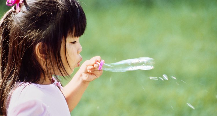 El preparar tu propia solución para hacer burbujas es una opción de actividad para los niños más grandes.