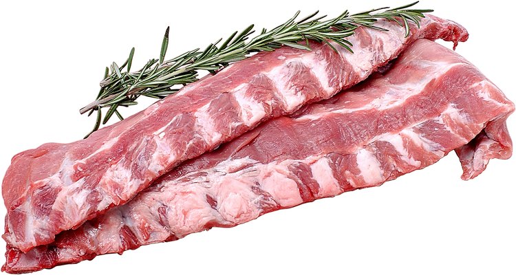 Utiliza hierbas al salar la carne para infundir un sabor más completo.