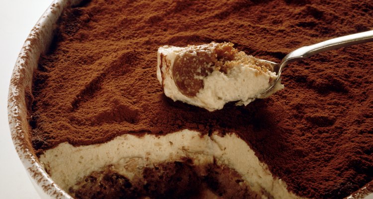 O tiramisu é coberto por chocolate em pó logo antes de ser servido