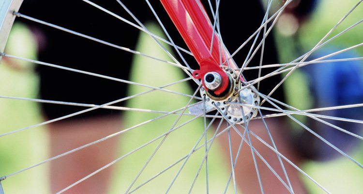 Los rayos de alambre y un eje, dos aplicaciones diferentes de acero en una misma rueda de bicicleta.