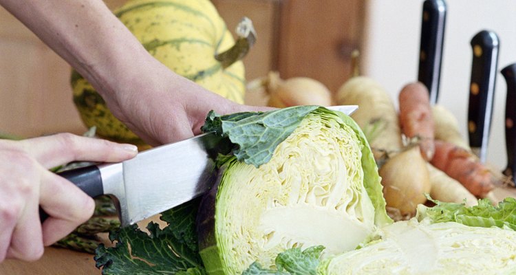 Corta el repollo en finas tiras para freírlo en la sartén.