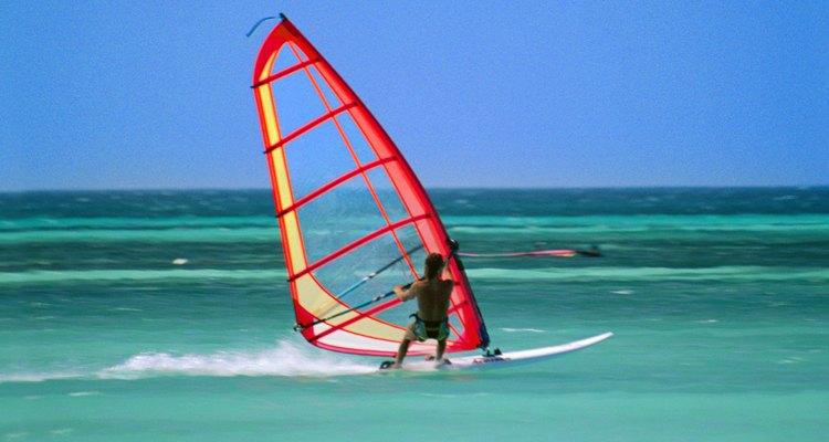 Aruba ofrece una variedad de actividades acuáticas, como windsurf.