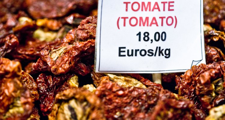 Armazene tomates secos em azeite de oliva ou congele-os para uso futuro