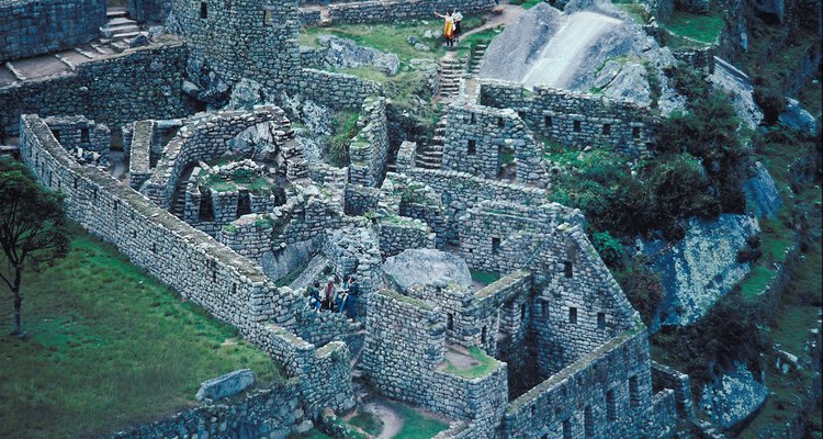 Como ofrendas a los muertos, los Incas hacían ofrendas y realizaban ceremonias en torno a los Huacas.