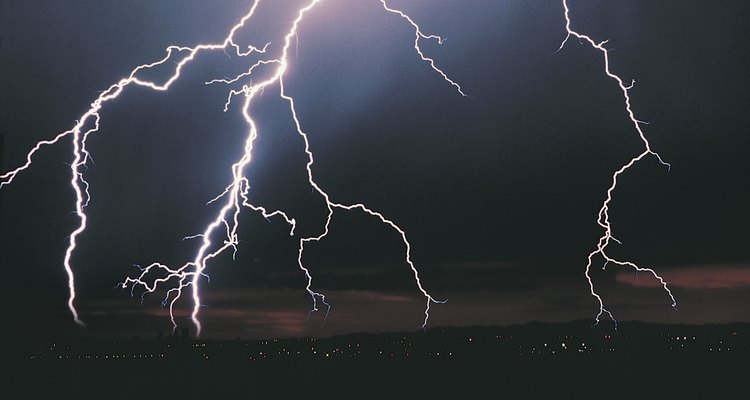 Riesgos tales como mal clima pueden afectar el cronograma de un proyecto de construcción.