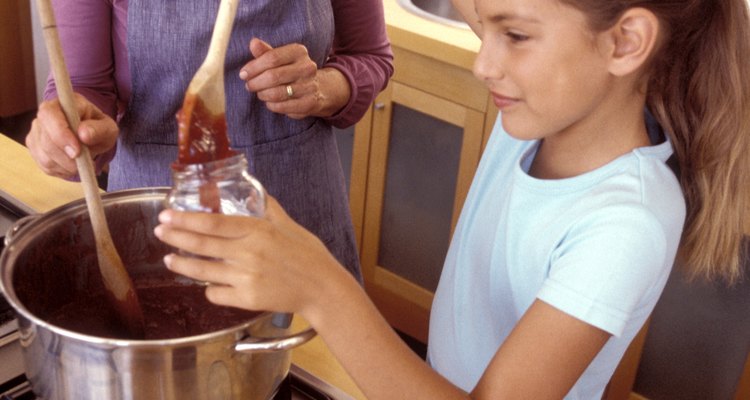 Stir the jelly consistently for uniform dissolving.