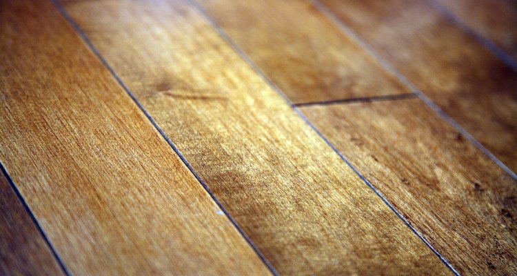 Las lijadoras orbitales funcionan mejor para pisos de madera dura más viejos e irregulares.