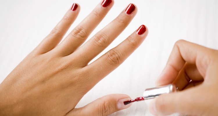Asegúrate de que tu esmalte no tenga grumos o esté duro antes de ponerlo en tus uñas.