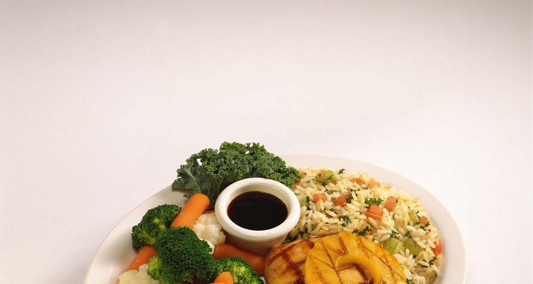 El arroz pilaf es un acompañamiento inspirado en un restaurante para el pollo hawaiano.