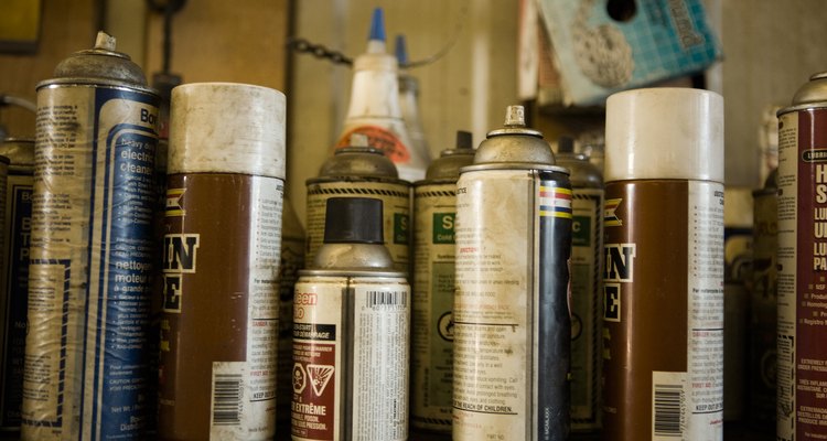 Muchos artículos domésticos comunes, tales como pegamentos y productos de limpieza, contienen disolventes.