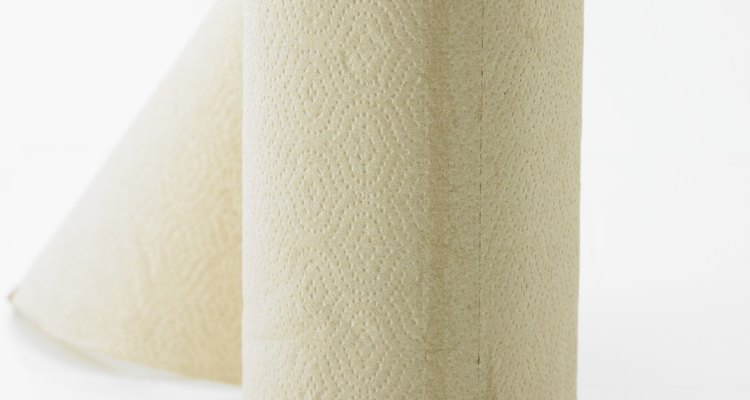 Use toalhas de papel para ajudar a prevenir os danos causados pela umidade no couro