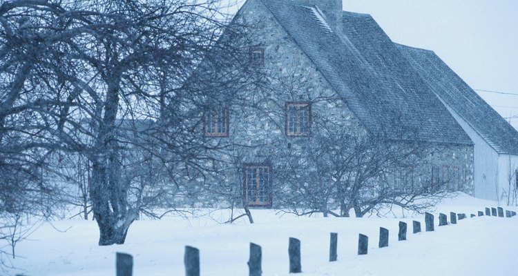 Una casa con un techo inclinado diseñada para perder nieve.