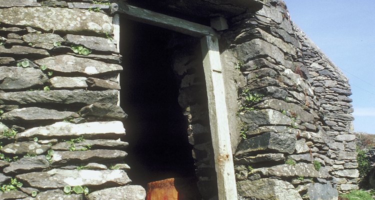 Una cabaña de piedra simple.