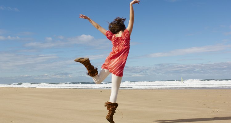 Botas marrones y jean blanco.