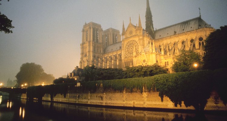 Victor Hugo escolheu a catedral de Notre Dame como o cenário de uma das obras do romantismo francês mais conhecidas internacionalmente: Nossa Senhora de Paris, também conhecida por Corcunda de Notre Dame