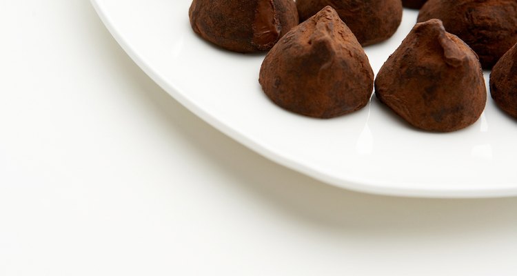 Las trufas hechas en casa se ​​pueden hacer con cacao para hornear, o con cualquier tipo de relleno que desees.