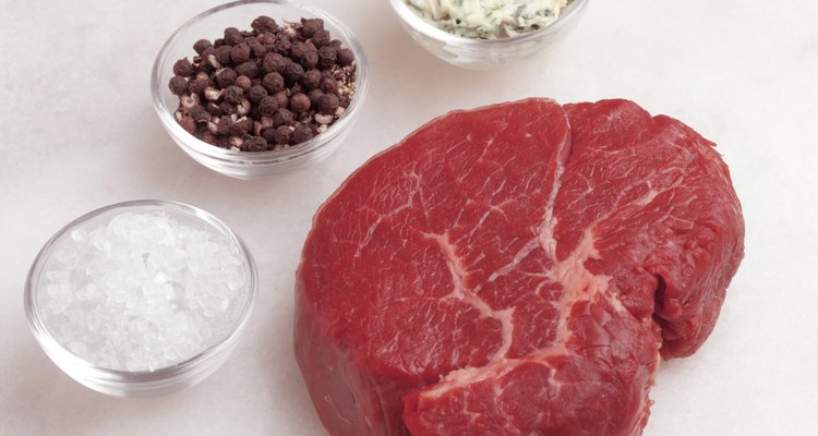 Use um tempero defumado em carnes, com ingredientes como páprica defumada