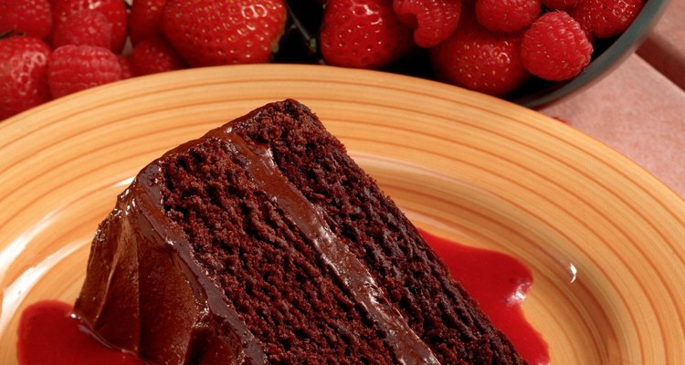 Haz un relleno de dulce de chocolate para tu próximo pastel con capas.