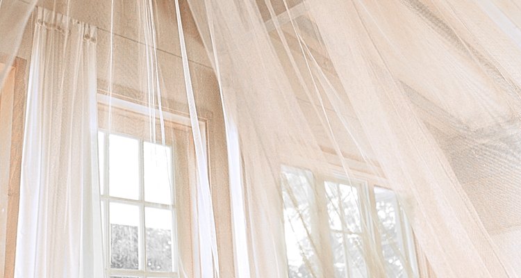 El mosquitero es una tela metálica u otro material que se coloca en las puertas o en las ventanas para impedir que entren los mosquitos.