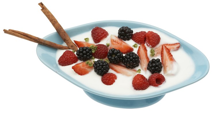 Sirve yogur casero con una selección de fruta fresca.