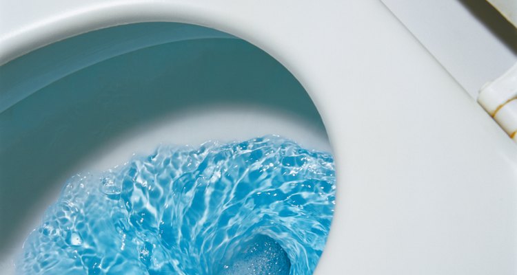 Entupimentos no dreno ou nas saídas sob a tampa do vaso podem causar uma descarga fraca