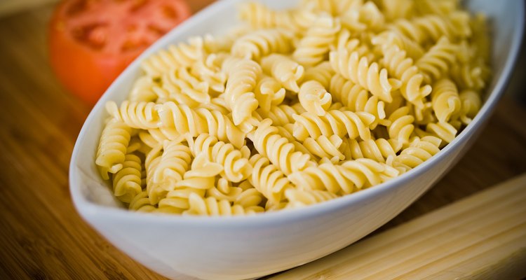 Añade pollo, salsa de tomate y especias a esta pasta para elaborar un plato que te haga agua la boca.